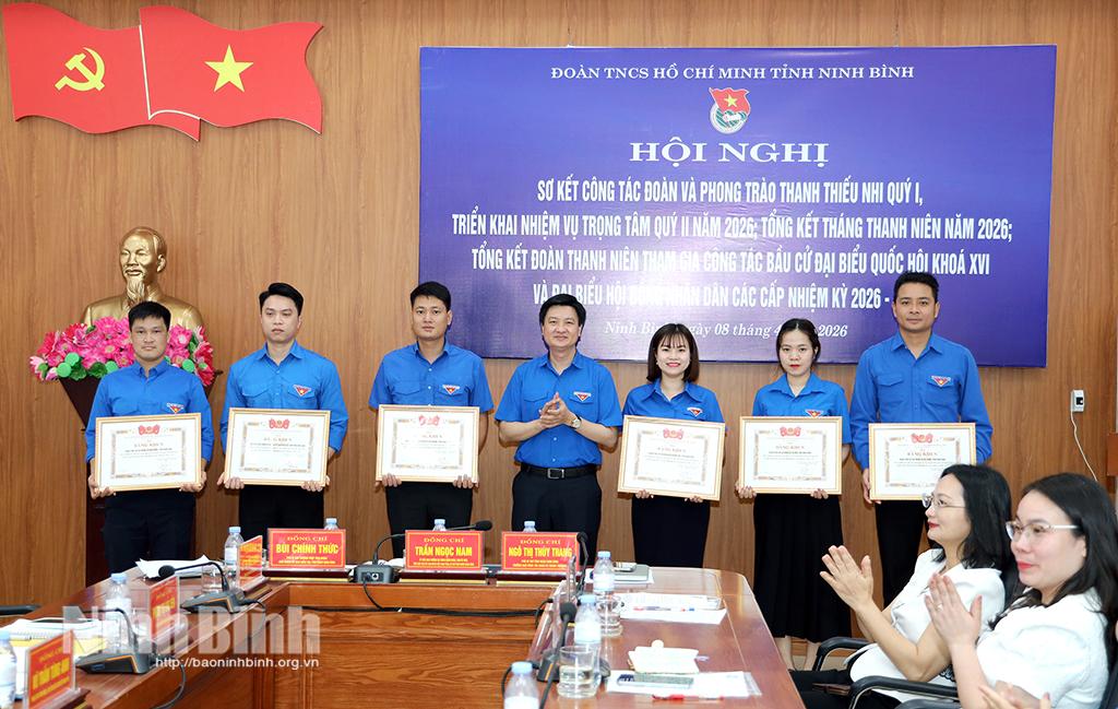 Đồng chí Bí thư Tỉnh đoàn Trần Ngọc Nam trao tặng Bằng khen cho các tập thể có thành tích xuất sắc trong công tác bầu cử đại biểu Quốc hội khoá XVI và đại biểu HĐND các cấp nhiệm kỳ 2026-2031.