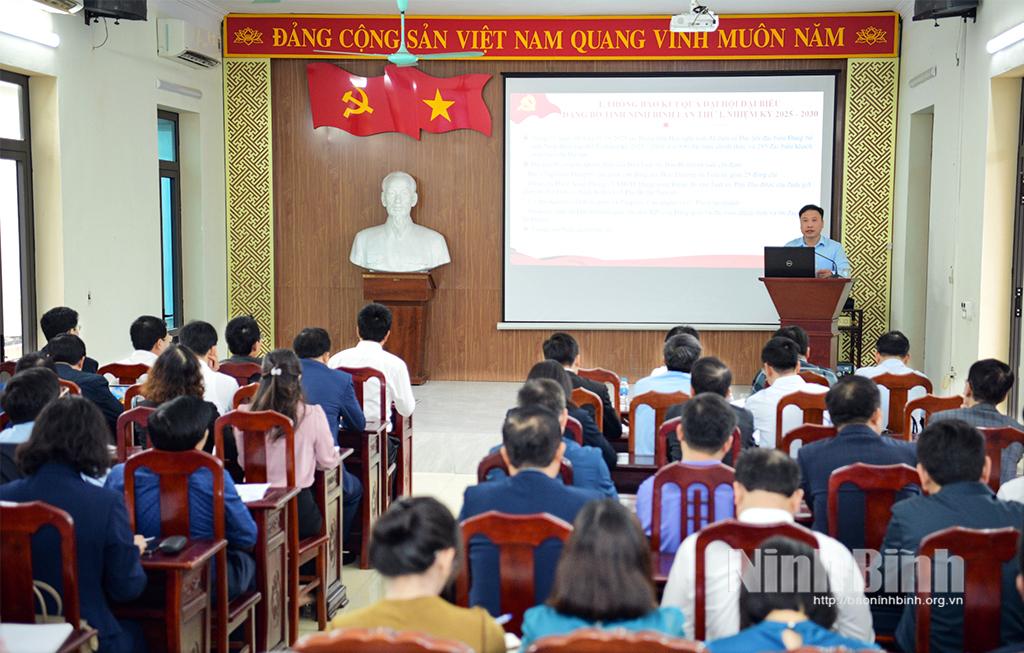 Đồng chí Hoàng Nguyên Dự, Ủy viên Ban Thường vụ Tỉnh ủy, Phó Bí thư Thường trực Đảng ủy các cơ quan Đảng tỉnh thông báo kết quả Đại hội đại biểu Đảng bộ tỉnh lần thứ nhất và quán triệt các Nghị quyết Đại hội Đảng bộ các cơ quan Đảng tỉnh lần thứ nhất, nhiệm kỳ 2025-2030.