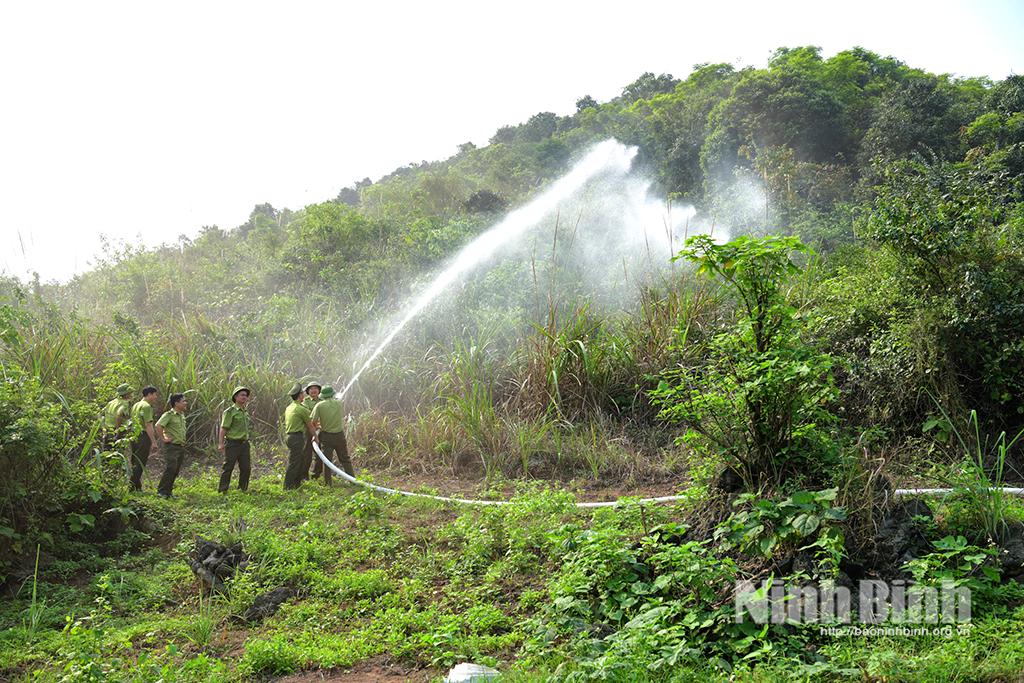 Cán bộ Kiểm lâm thực hành chữa cháy tại thực địa.