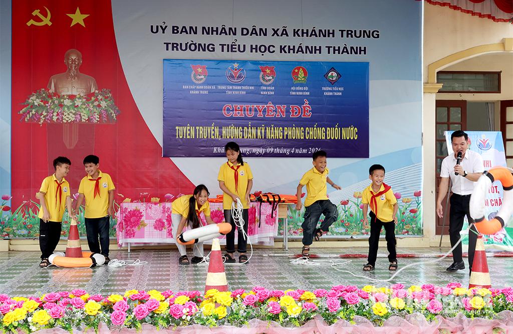Các học sinh thực hành kỹ năng cứu người đuối nước phù hợp với lứa tuổi.