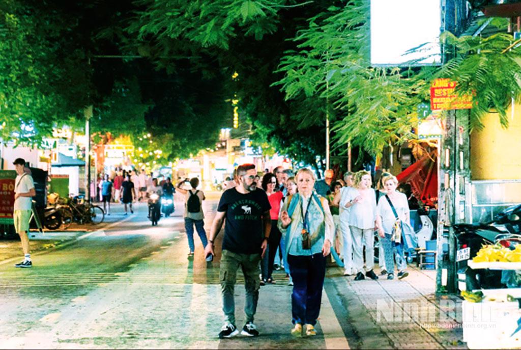 Nhiều hoạt động về đêm ở phố Văn Lâm, phường Nam Hoa Lư giúp kéo dài thời gian lưu trú của khách du lịch.