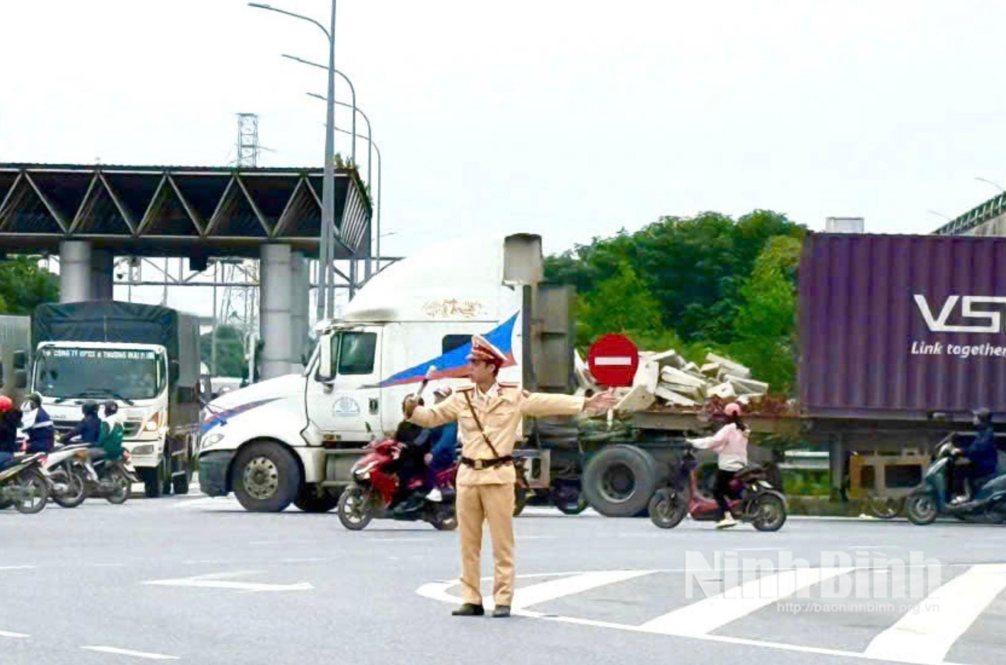 Lực lượng Cảnh sát giao thông Công an tỉnh tham gia phân luồng, điều tiết giao thông. Ảnh: Trần Ích