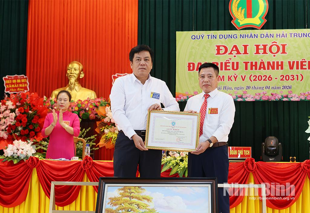 Lãnh đạo Liên minh HTX tỉnh tặng Giấy khen cho Quỹ TDND Hải Trung.