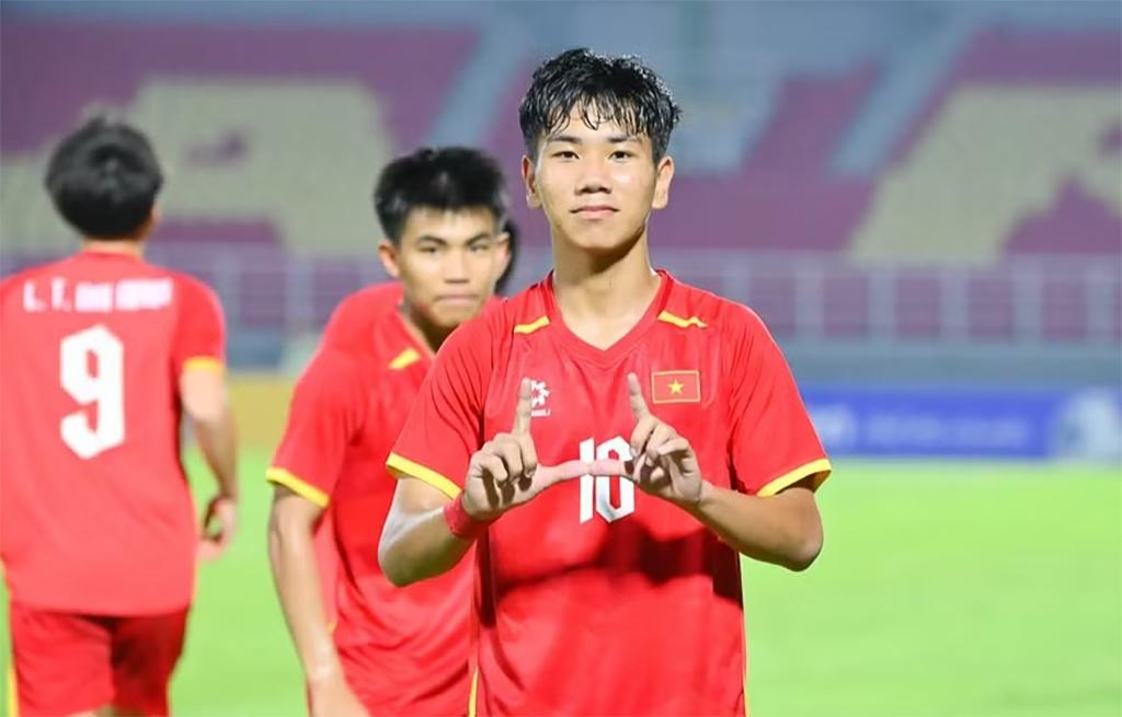 Chu Ngọc Nguyễn Lực ăn mừng bàn thắng thứ hai của đội tuyển U17 Việt Nam. (Ảnh: VFF)