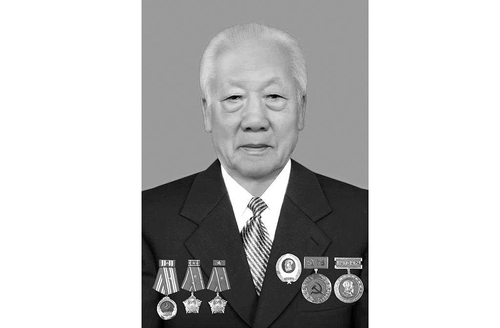 Đồng chí Đinh Gia Huấn, nguyên Phó Bí thư Tỉnh ủy, nguyên Chủ tịch UBND tỉnh Hà Nam Ninh (nay là tỉnh Ninh Bình), nguyên Trưởng Đoàn đại biểu Quốc hội tỉnh Hà Nam Ninh khóa VIII.