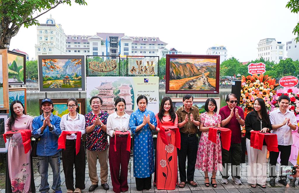 Các đại biểu thực hiện nghi thức cắt băng khánh thành triển lãm.