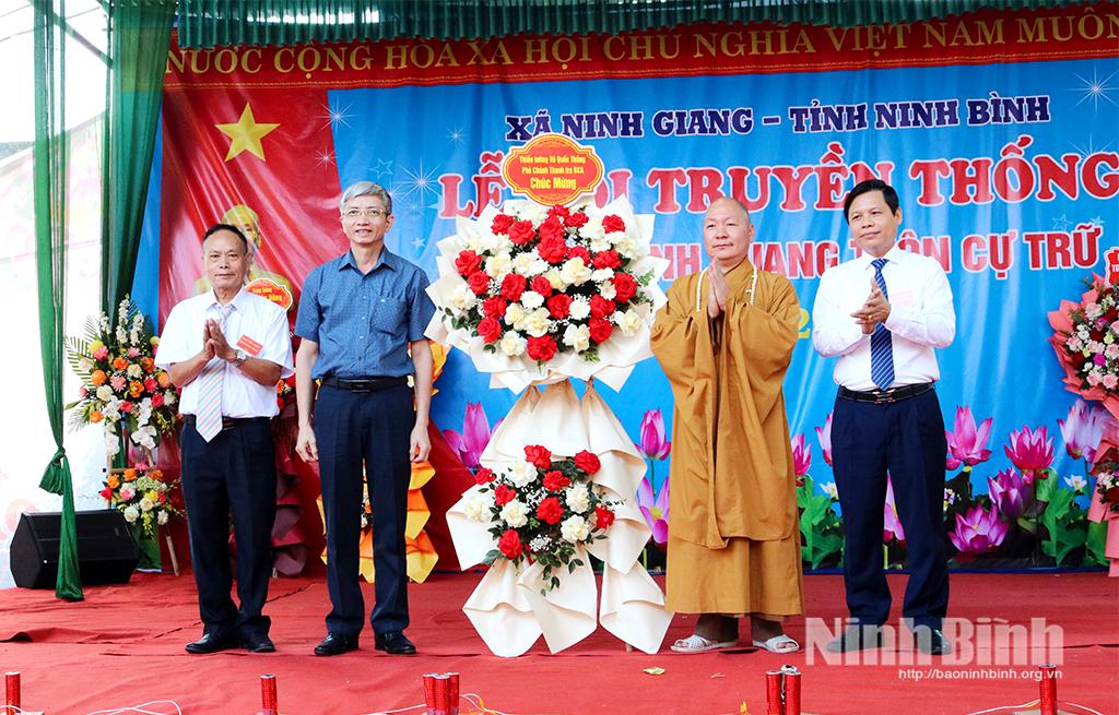 Đồng chí Thiếu tướng Vũ Quốc Thắng, Phó Chánh Thanh tra Bộ Công an tặng hoa chúc mừng Ban tổ chức lễ hội.