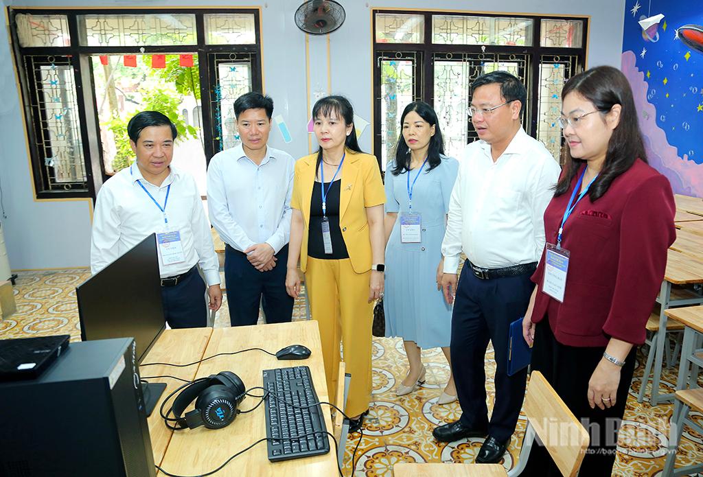 Đồng chí Hà Lan Anh, Tỉnh ủy viên, Phó Chủ tịch UBND tỉnh, Trưởng Ban Chỉ đạo tuyển sinh lớp 10 THPT năm học 2026-2027 tỉnh và Đoàn kiểm tra công tác chuẩn bị phòng thi tại trường THPT chuyên Lê Hồng Phong.
