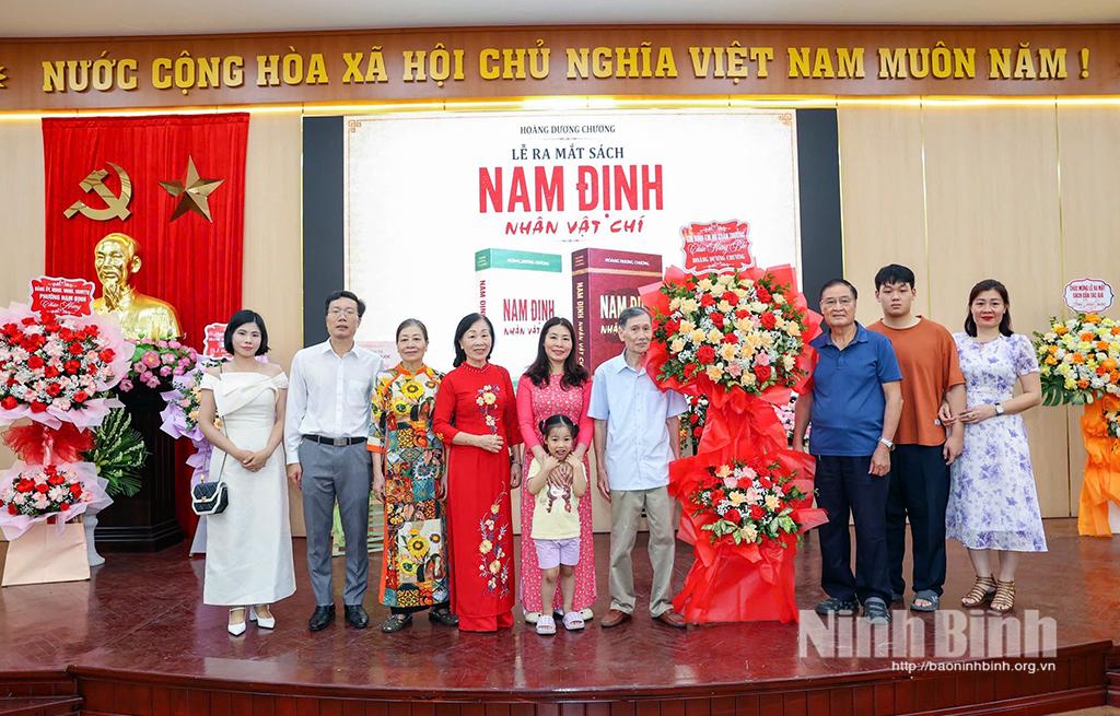 Gia đình và bạn bè tặng hoa chúc mừng nhà nghiên cứu Hoàng Dương Chương tại Lễ ra mắt cuốn sách.
