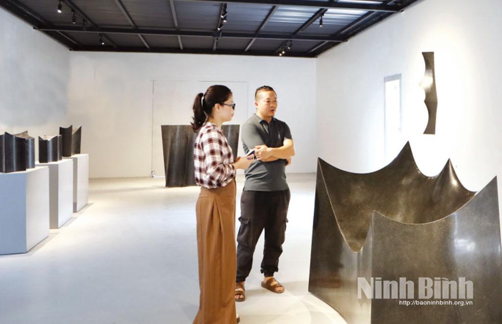 Nhà điêu khắc Lương Trịnh giới thiệu các tác phẩm trong bộ sưu tập “Bóng núi”.