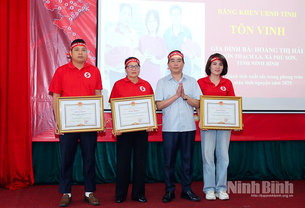 Lãnh đạo Ủy ban MTTQ Việt Nam tỉnh trao Bằng khen của Chủ tịch UBND tỉnh cho các tập thể có thành tích xuất sắc trong HMTN.