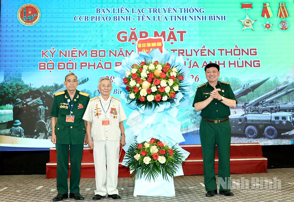 Lãnh đạo Hội Cựu chiến binh tỉnh tặng hoa chúc mừng Ban Liên lạc truyền thống cựu chiến binh Pháo binh-Tên lửa tỉnh.