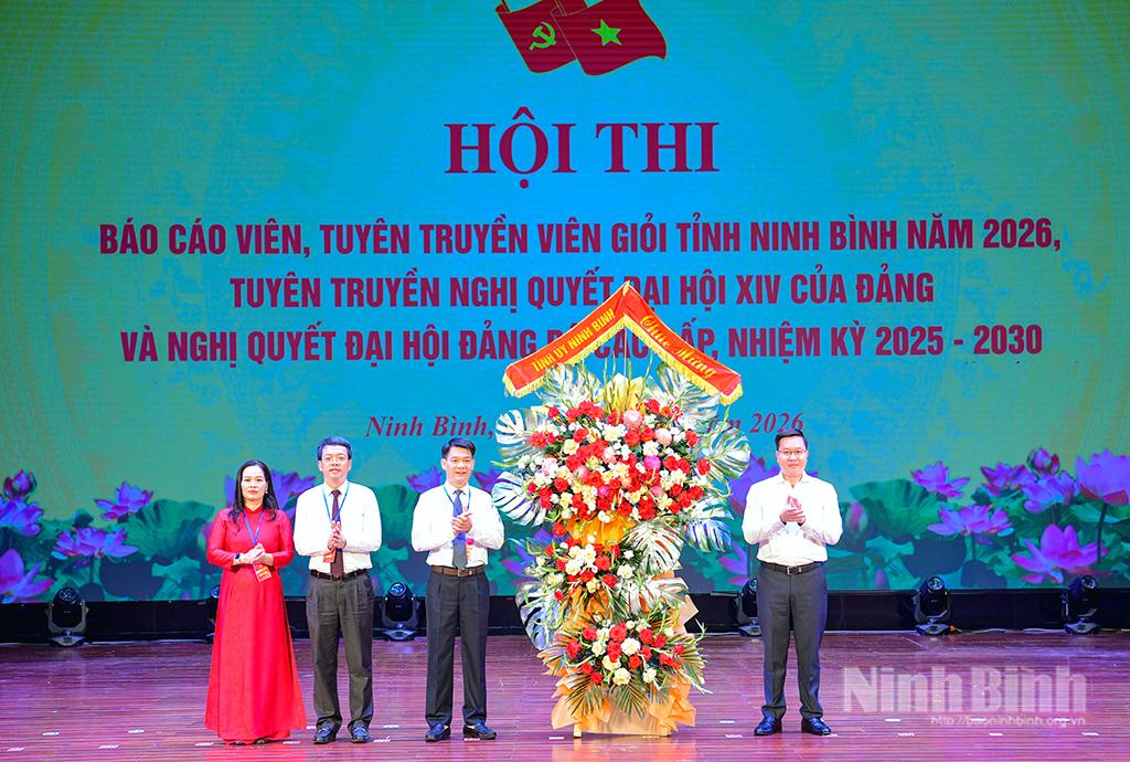 Đồng chí Trần Đăng Quỳnh, Ủy viên dự khuyết Trung ương Đảng, Phó Bí thư Thường trực Tỉnh ủy tặng hoa chúc mừng Hội thi.