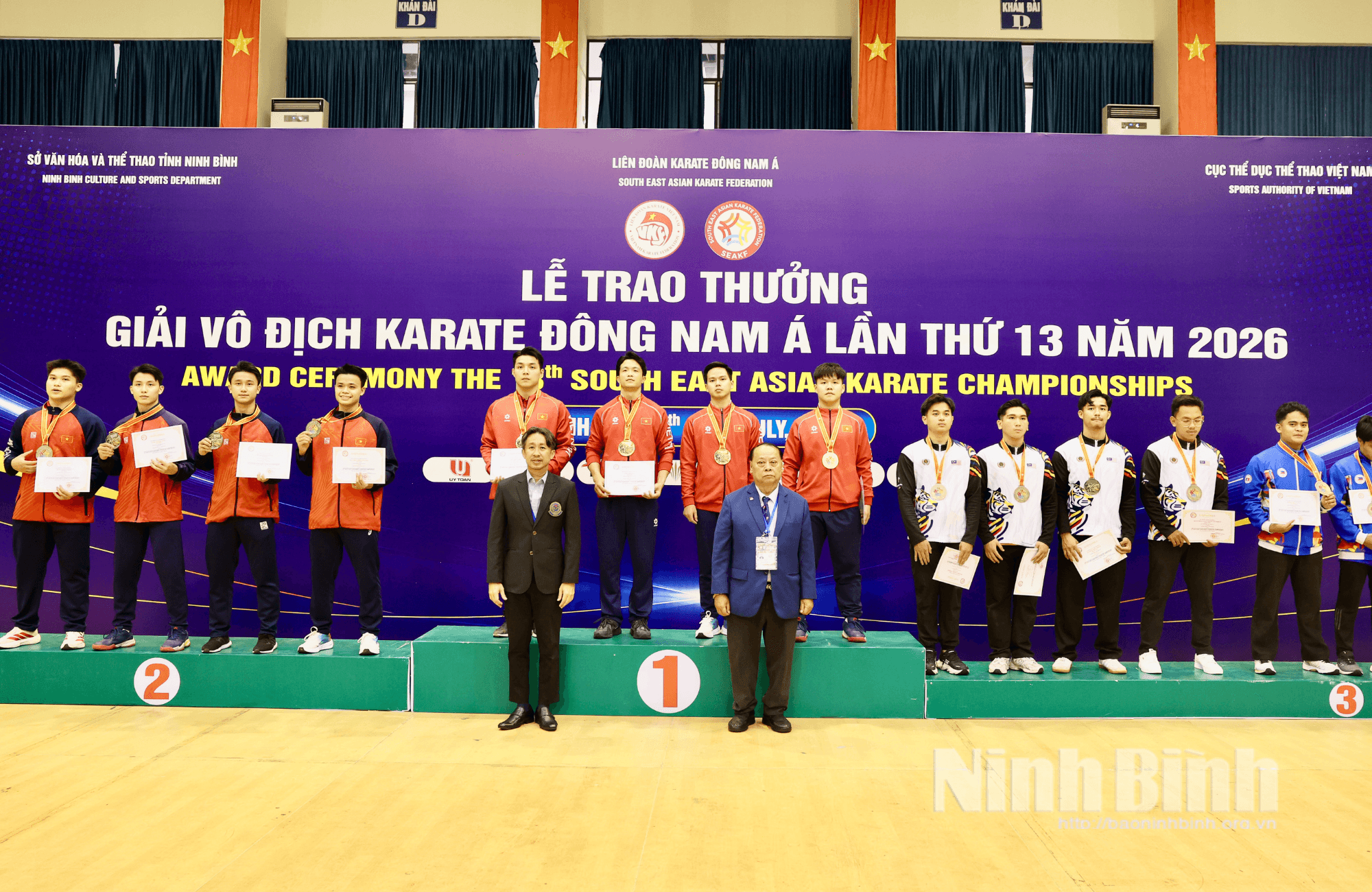 Ban tổ chức trao HCV, HCB, HCĐ nội dung đồng đội nam quyền biểu diễn.