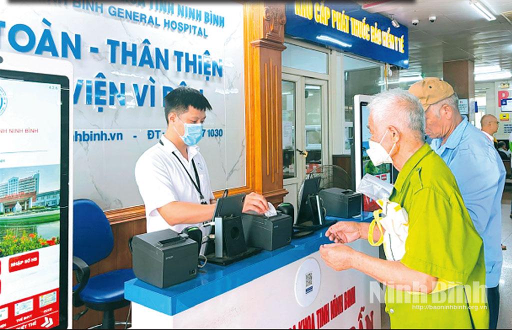 Người dân đăng ký khám bệnh tại Bệnh viện Đa khoa tỉnh.