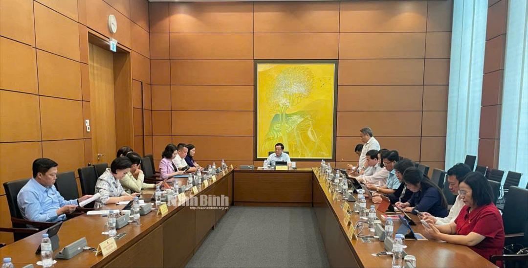 Quang cảnh phiên thảo luận tại Tổ.