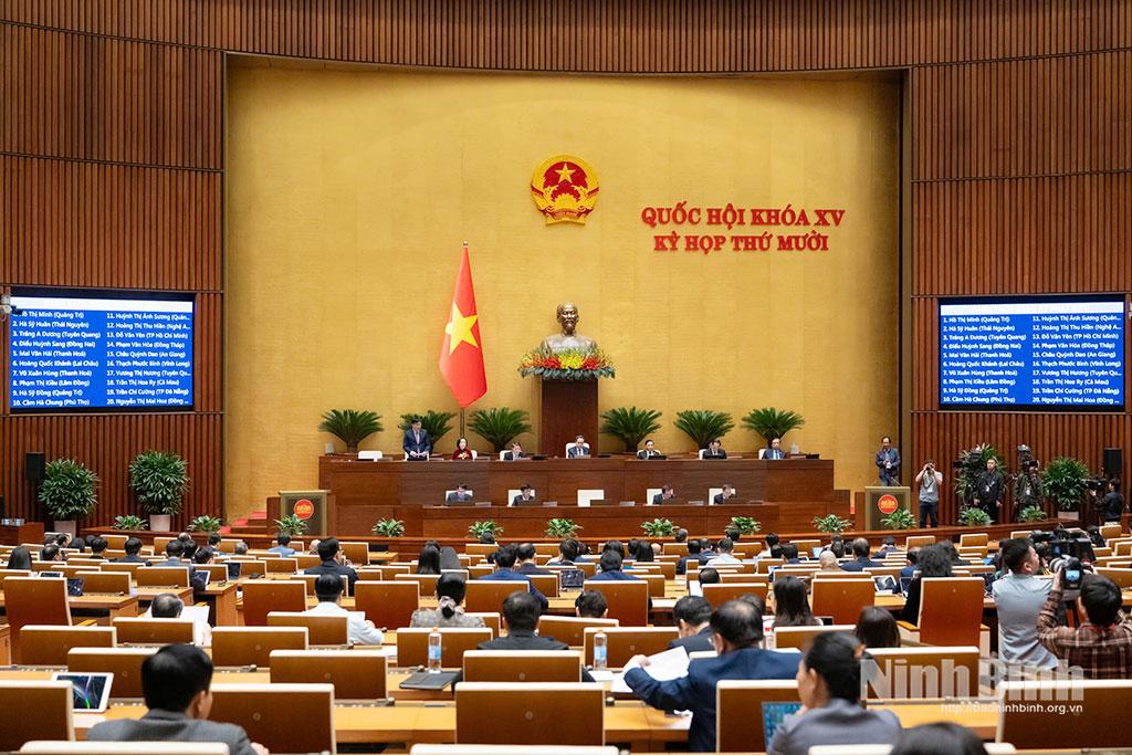 Quang cảnh phiên thảo luận tại Hội trường Diên Hồng sáng ngày 5/12. Ảnh: Quochoi.vn