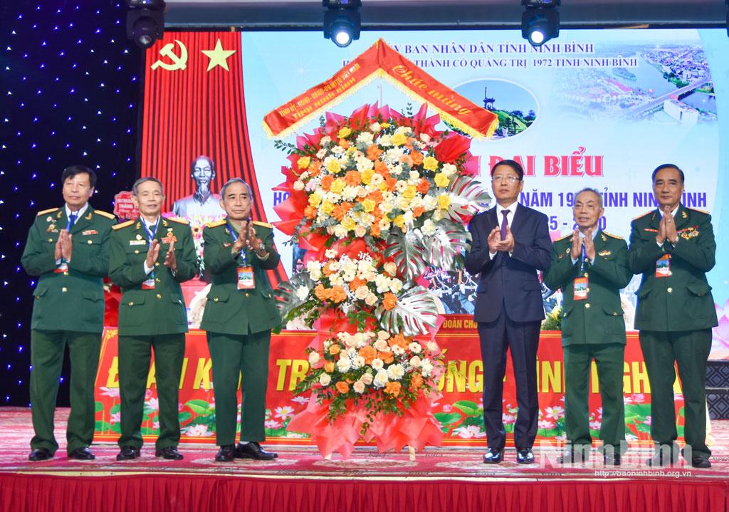 Đồng chí Trần Song Tùng, Ủy viên Ban Thường vụ Tỉnh ủy, Phó Chủ tịch Thường trực UBND tỉnh tặng hoa chúc mừng Đại hội.