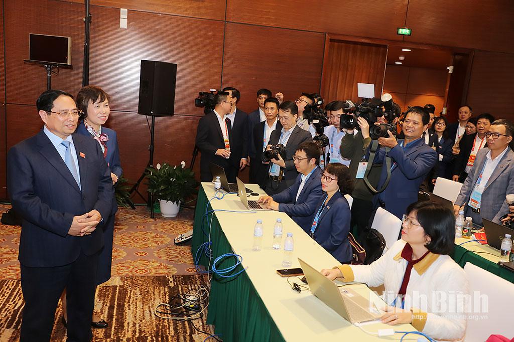 Thủ tướng Chính phủ Phạm Minh Chính thăm và động viên các phóng viên tác nghiệp tại Trung tâm Báo chí.