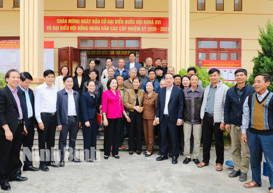 Phó Chủ tịch Quốc hội Nguyễn Thị Thanh và các ứng cử viên đại biểu Quốc hội khóa XVI gặp gỡ, trò chuyện với cử tri bên lề hội nghị tiếp xúc.