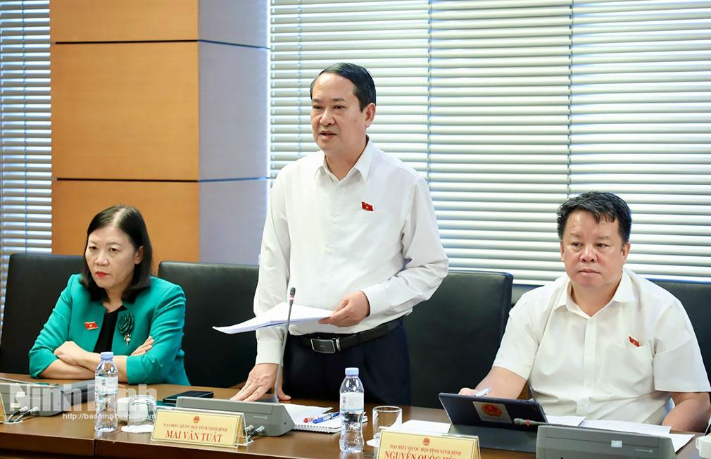 Đồng chí Mai Văn Tuất, Phó Bí thư Tỉnh ủy, Trưởng Đoàn ĐBQH tỉnh, Chủ tịch Ủy ban MTTQ Việt Nam tỉnh phát biểu thảo luận tại Tổ.