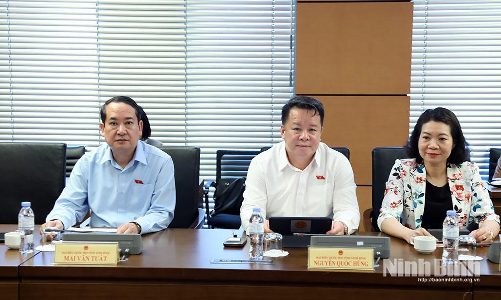 Đồng chí Mai Văn Tuất, Phó Bí thư Tỉnh ủy, Trưởng Đoàn ĐBQH tỉnh và các vị đại biểu Quốc hội tỉnh tham dự phiên thảo luận Tổ.