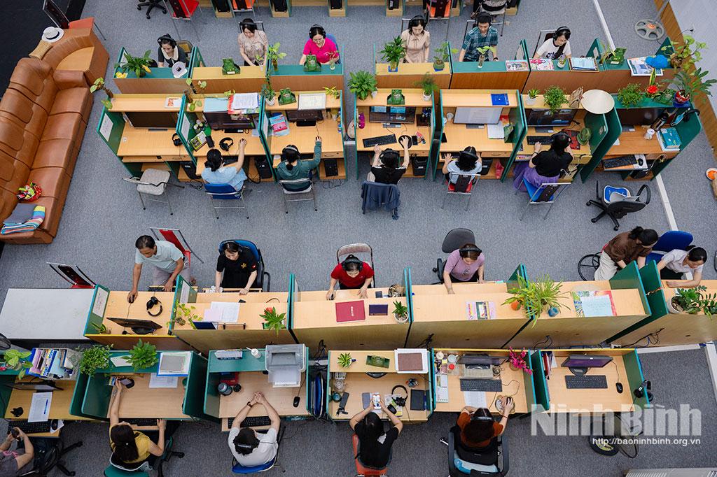 Không khí làm việc tại phòng sản xuất chương trình, Báo và phát thanh, truyền hình Ninh Bình. Ảnh: Ngọc Linh.