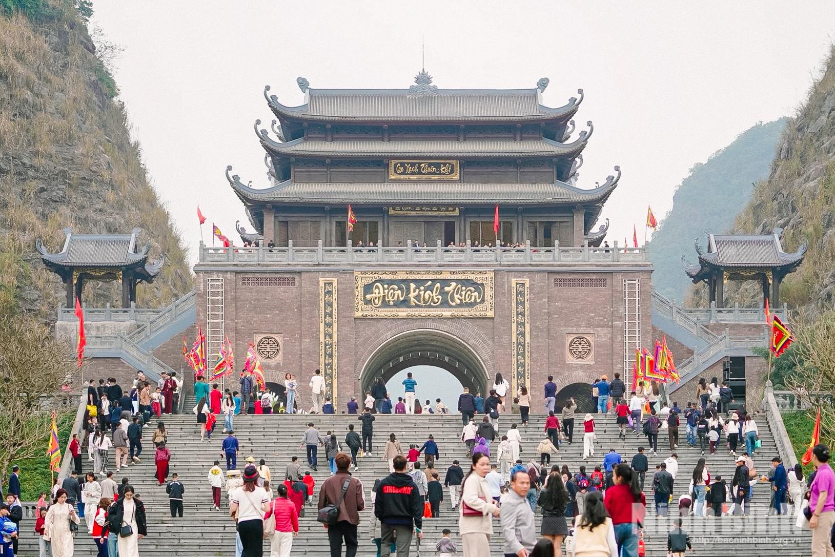 Các điểm du lịch của Ninh Bình tấp nập đón khách du xuân