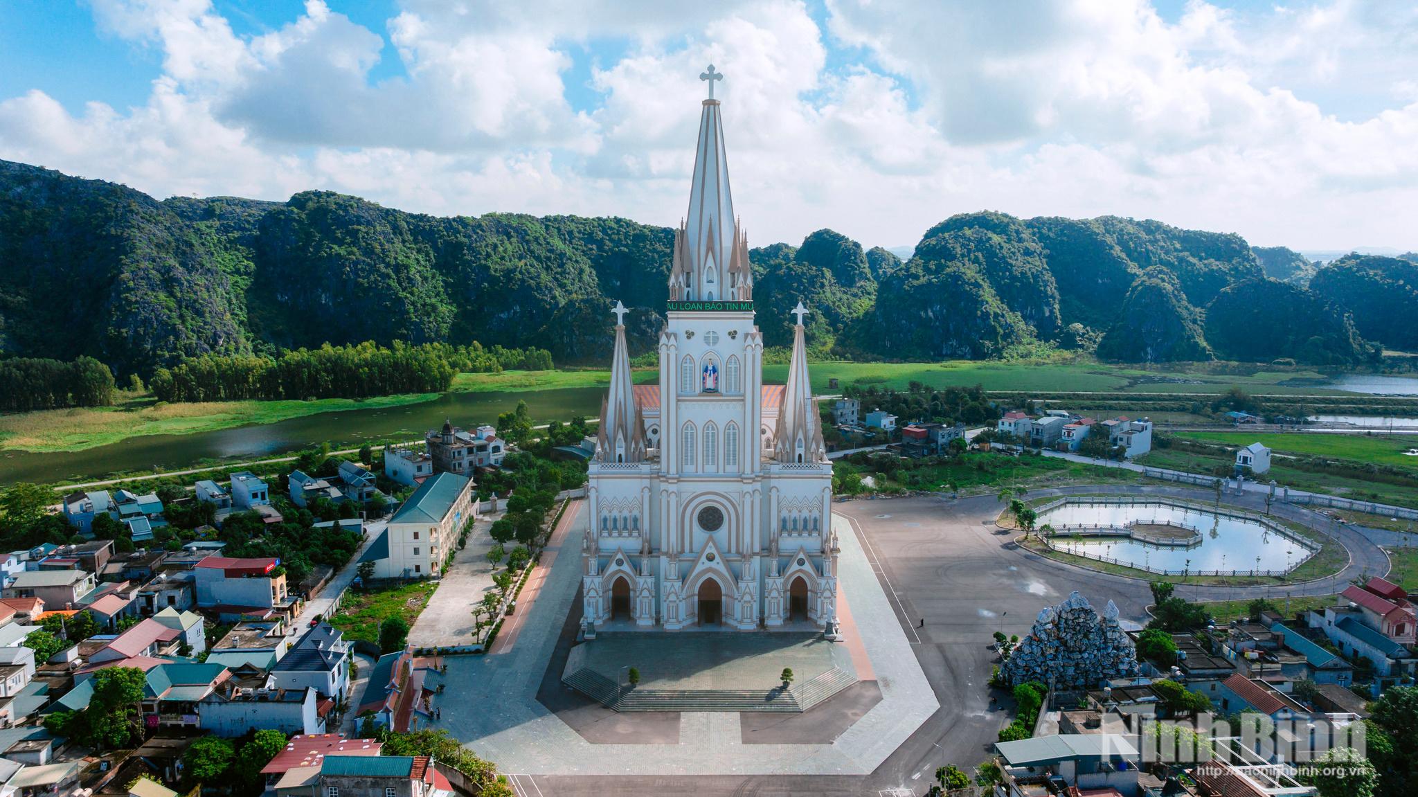 Ngày 8/12/2025, Nhà thờ Giáo xứ Lãng Vân chính thức được khánh thành sau hơn 10 năm thi công liên tục, đánh dấu một sự kiện có ý nghĩa đặc biệt đối với cộng đồng Công giáo tại địa phương.