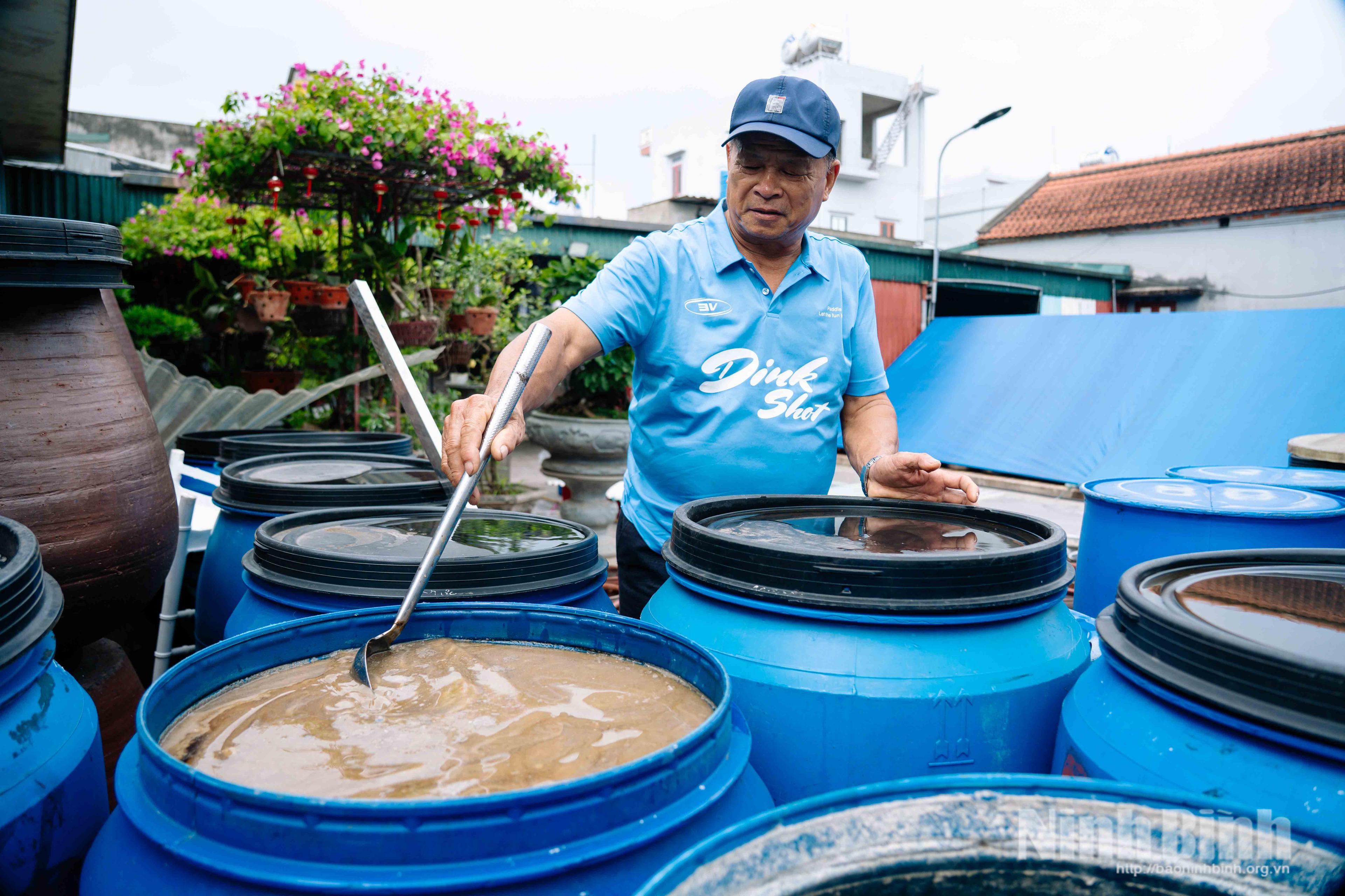 Các bể chượp truyền thống được người dân làng Sa Châu chăm chút qua từng công đoạn.