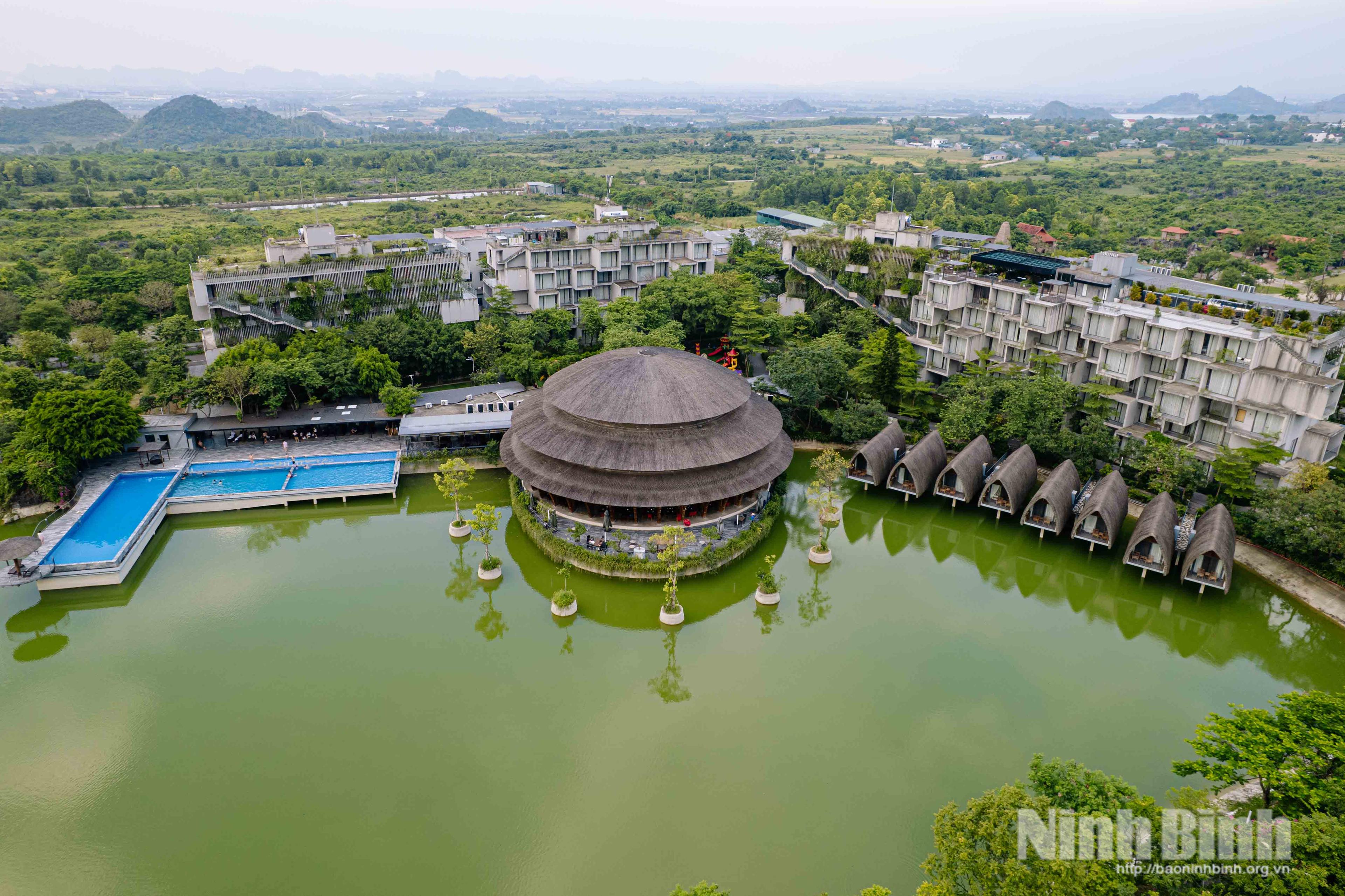 Công trình nhà tre tại Vedana Resort nổi bật giữa không gian xanh của vùng đệm Vườn Quốc gia Cúc Phương.