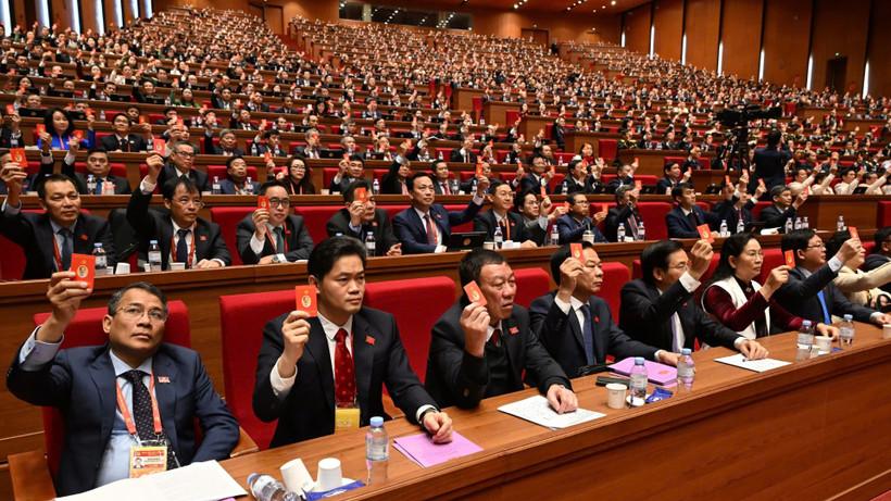 Các đại biểu biểu quyết trong phiên họp ngày 22/1. (Ảnh: TRẦN HẢI)