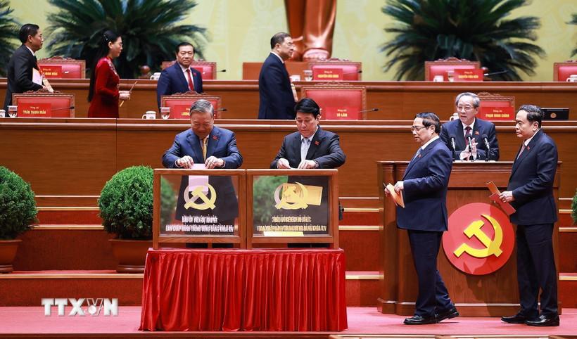 Các đại biểu bỏ phiếu bầu cử Ban Chấp hành Trung ương Đảng khóa XIV. (Ảnh: TTXVN)