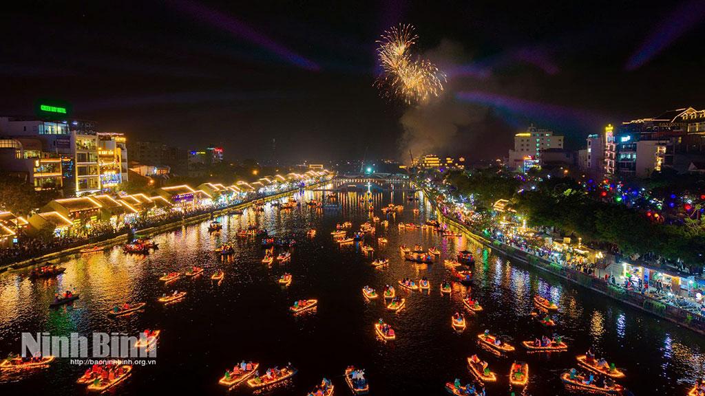 Ảnh minh hoạ (Màn pháo hoa rực rỡ trên bầu trời phố cổ Hoa Lư). Ảnh: Ngọc Linh