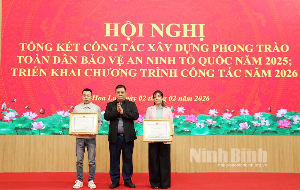 Đại diện lãnh đạo phường Hoa Lư trao Bằng khen của Chủ tịch UBND tỉnh cho các cá nhân có thành tích xuất sắc trong thực hiện phong trào Toàn dân bảo vệ an ninh Tổ quốc năm 2025.