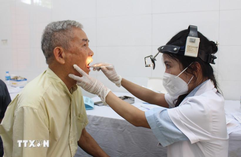 Người cao tuổi được kiểm tra tổng quát tai, mũi, họng. (Ảnh: TTXVN/Vietnam+)