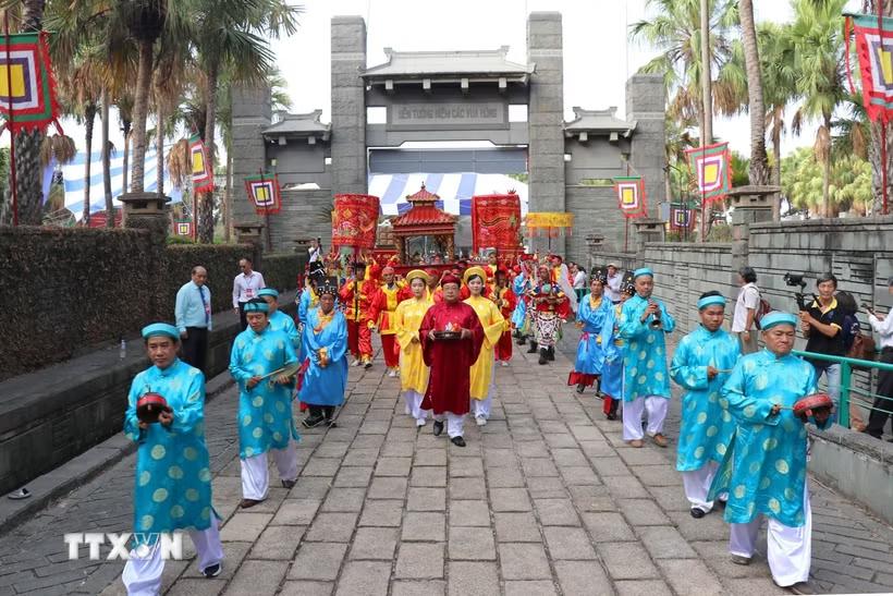 Nghi lễ diễu hành rước lễ, dâng lễ vật bánh chưng, bánh dày, hoa quả, đặc sản Nam Bộ lên Quốc Tổ Hùng Vương. (Ảnh: Thanh Vũ/TTXVN)
