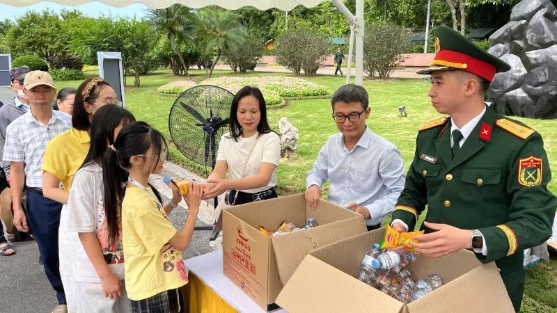 Người dân nhận được sự tiếp đón nồng nhiệt khi về Thủ đô viếng Lăng Bác.