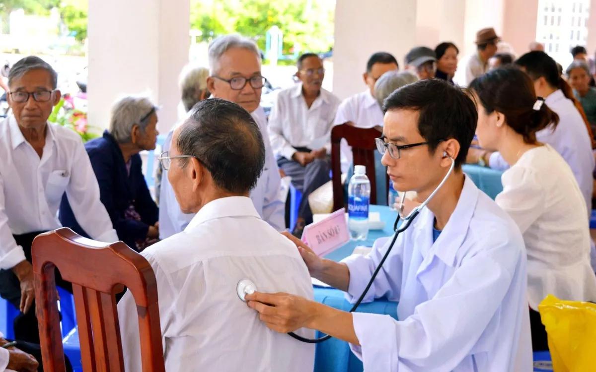 Chăm sóc sức khỏe người cao tuổi. Ảnh: Bộ Y tế