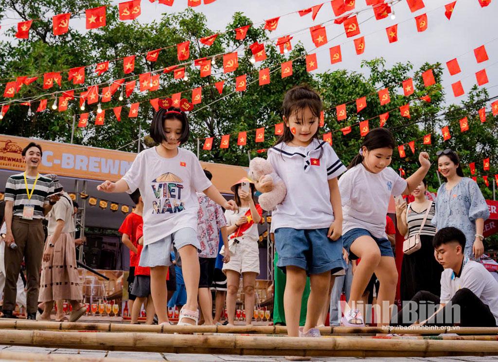 Du khách thích thú khi trải nghiệm các trò chơi dân gian.