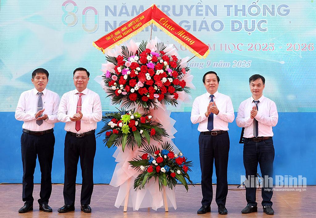 Đồng chí Phạm Quang Ngọc, Phó Bí thư Tỉnh ủy, Chủ tịch UBND tỉnh tặng hoa và chúc mừng Trường THPT chuyên Lê Hồng Phong nhân dịp khai giảng năm học mới.