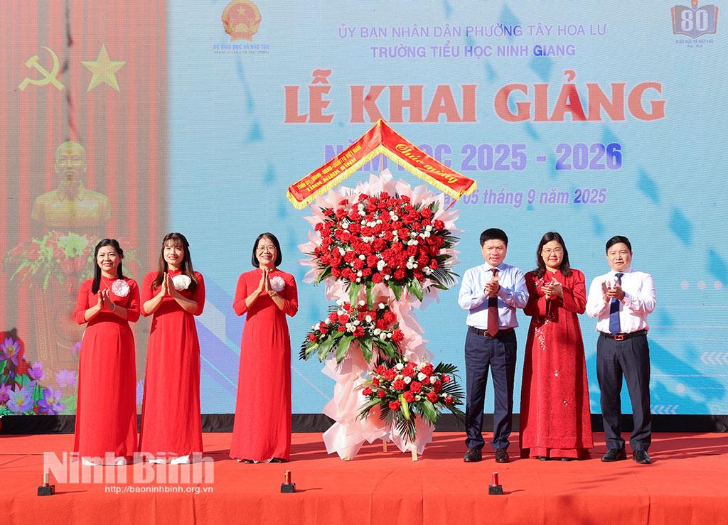 Đồng chí Trương Quốc Huy, Bí thư Tỉnh ủy, Trưởng Đoàn đại biểu Quốc hội tỉnh tặng lẵng hoa tươi thắm chúc mừng Trường Tiểu học Ninh Giang nhân dịp khai giảng năm học mới.