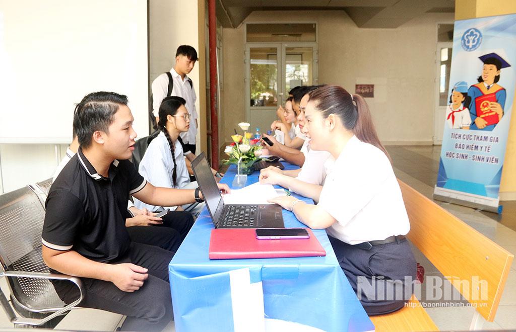 Cán bộ Bảo hiểm Xã hội tỉnh tuyên truyền, phổ biến các chính sách, pháp luật BHYT HSSV tại Trường Đại học Sư phạm Kỹ thuật Nam Định.