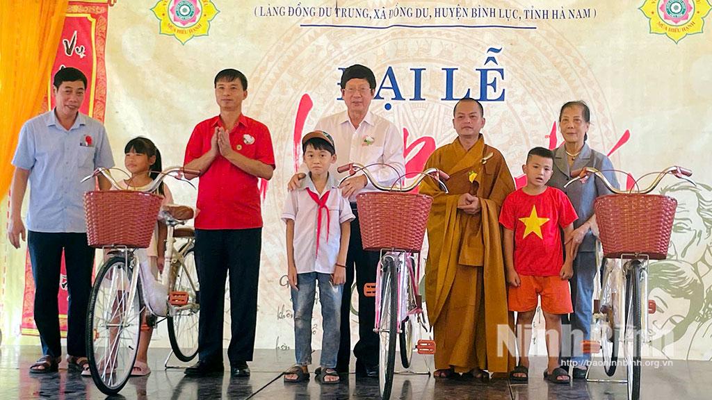 Đại diện Hội Chữ thập đỏ tỉnh và các nhà tài trợ trao xe đạp cho các em học sinh có hoàn cảnh gia đình khó khăn ở xã Bình Lục.