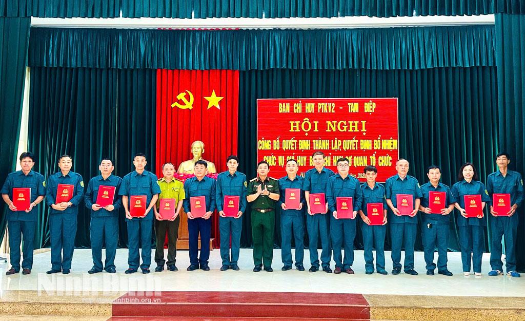 Đại tá Trần Vương Long, Chỉ huy trưởng Ban Chỉ huy Phòng thủ khu vực 2 - Tam Điệp trao quyết định bổ nhiệm chức vụ Chỉ huy Ban CHQS cơ quan, tổ chức trên địa bàn.