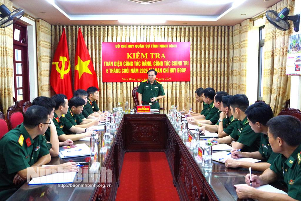 Đại tá Đinh Công Lưu, Phó Chính ủy Bộ CHQS tỉnh phát biểu tại buổi kiểm tra tại Ban Chỉ huy Bộ đội Biên phòng.