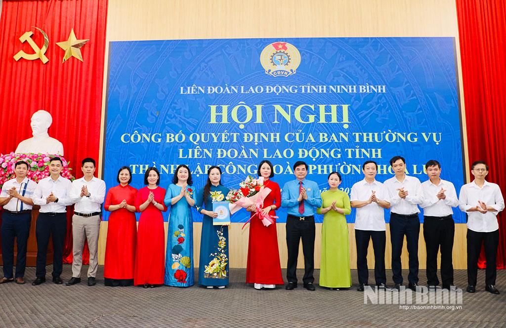 Lãnh đạo LĐLĐ tỉnh trao quyết định và tặng hoa cho Ban Chấp hành Công đoàn phường Hoa Lư.