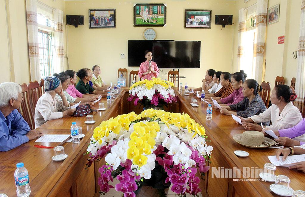 NSND Mai Thuỷ hướng dẫn hát xẩm tại lớp tập huấn.