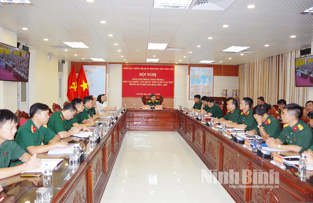 Các đại biểu dự tại điểm cầu Bộ Chỉ huy Quân sự tỉnh Ninh Bình.