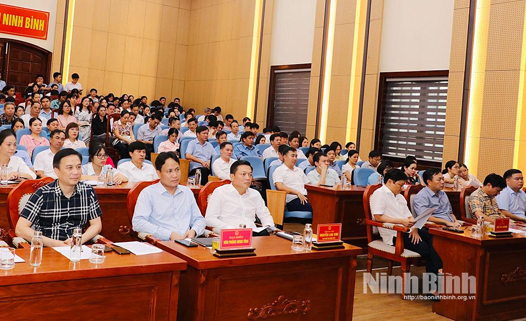 Các đại biểu dự hội nghị tại điểm cầu Ninh Bình.